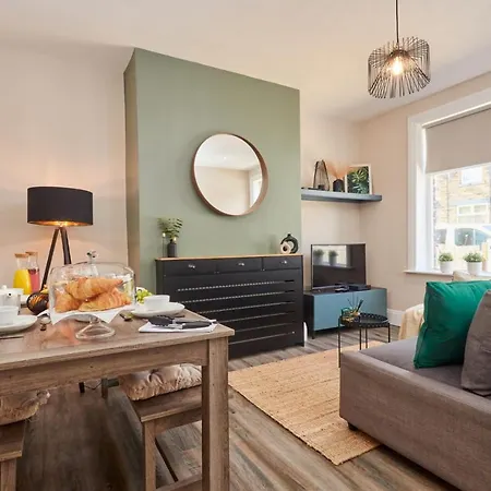 10 Percent Off - 3 Nights - Leeds - Bradford - Free Parking Holiday home *