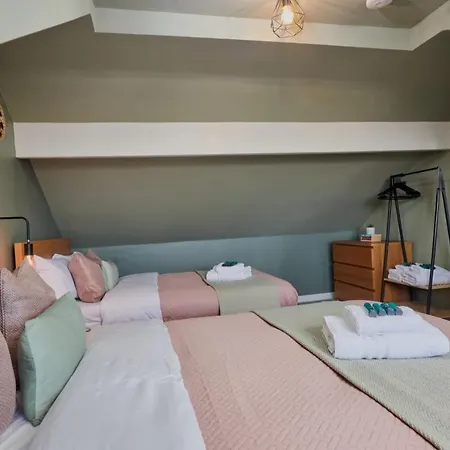 10 Percent Off - 3 Nights - Leeds - Bradford - Free Parking *
