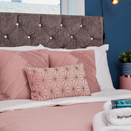 10 Percent Off - 3 Nights - Leeds - Bradford - Free Parking Holiday home *