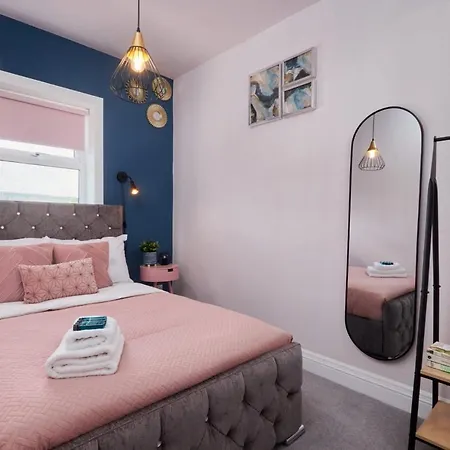 10 Percent Off - 3 Nights - Leeds - Bradford - Free Parking Holiday home *