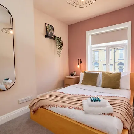 10 Percent Off - 3 Nights - Leeds - Bradford - Free Parking