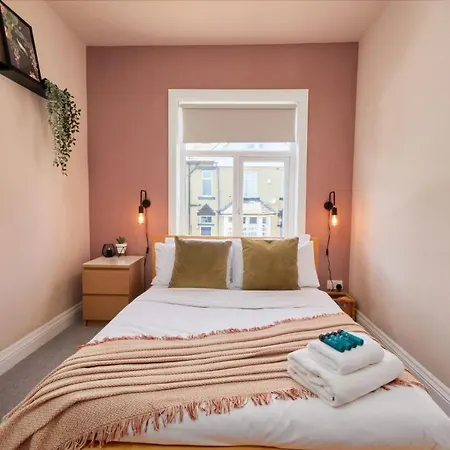 Holiday home 10 Percent Off - 3 Nights - Leeds - Bradford - Free Parking