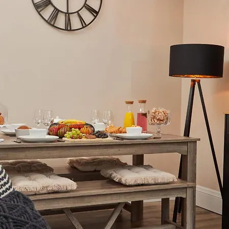 Holiday home 10 Percent Off - 3 Nights - Leeds - Bradford - Free Parking