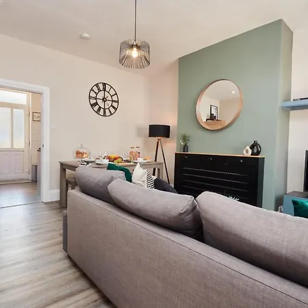 10 Percent Off - 3 Nights - Leeds - Bradford - Free Parking