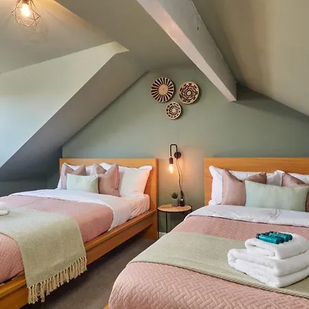 Holiday home 10 Percent Off - 3 Nights - Leeds - Bradford - Free Parking *