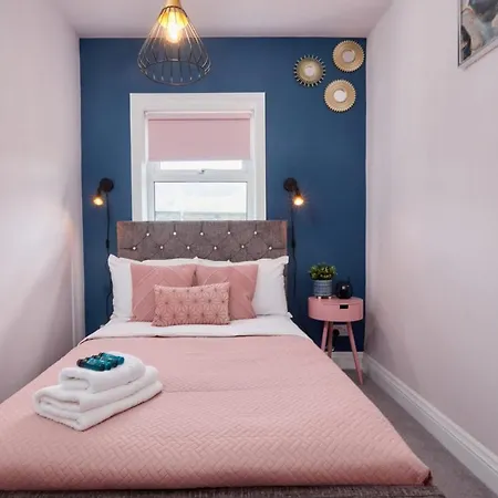 10 Percent Off - 3 Nights - Leeds - Bradford - Free Parking