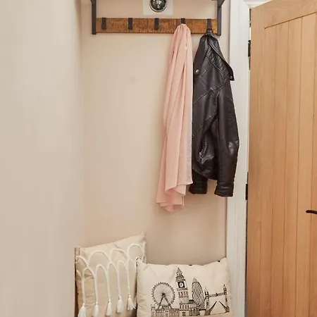 10 Percent Off - 3 Nights - Leeds - Bradford - Free Parking *