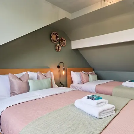 Holiday home 10 Percent Off - 3 Nights - Leeds - Bradford - Free Parking